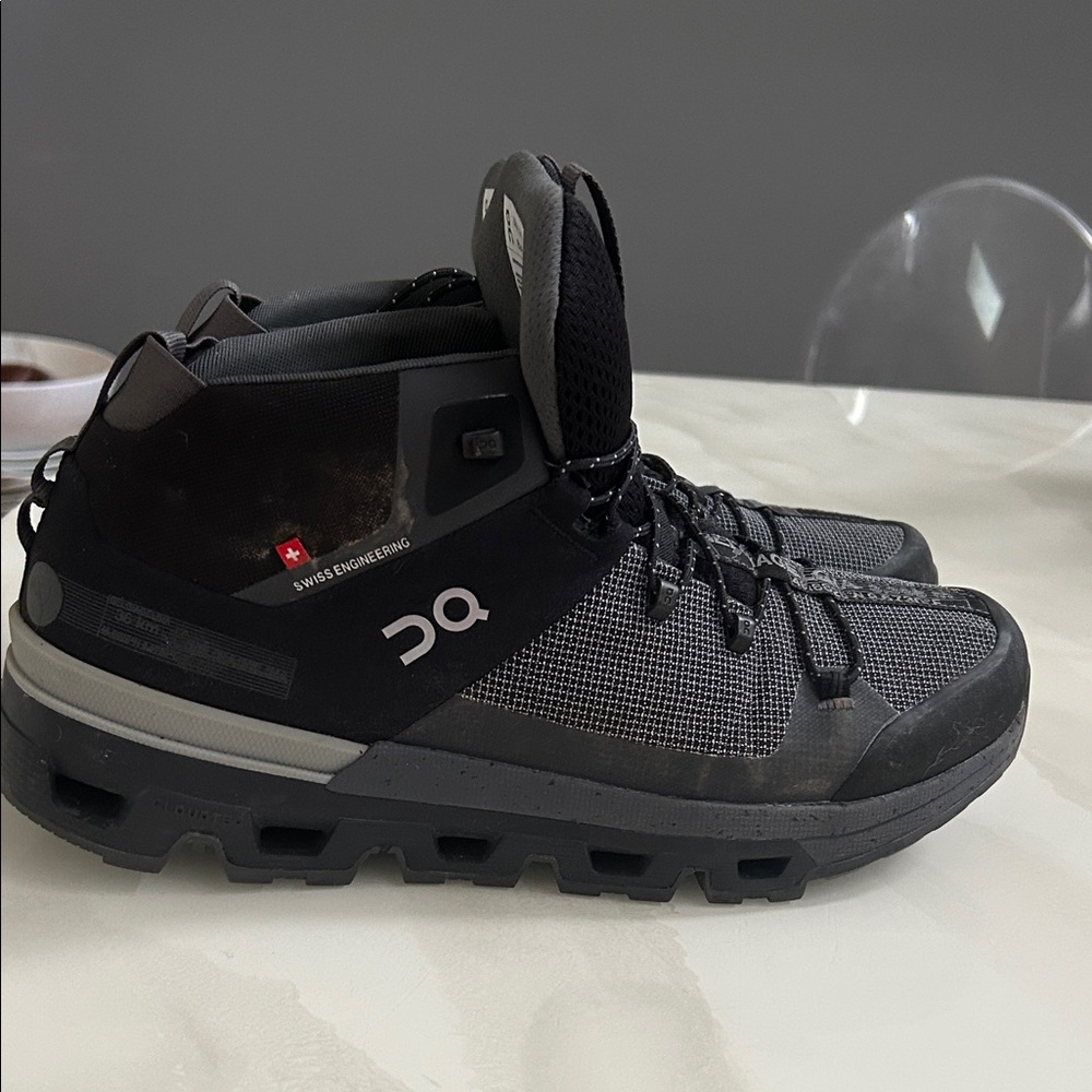 On cloud Swiss hiking/Running Men's Charcoal and Black High-Top Sneakers